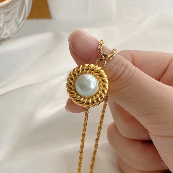Waterproof gold plated twist round pendant